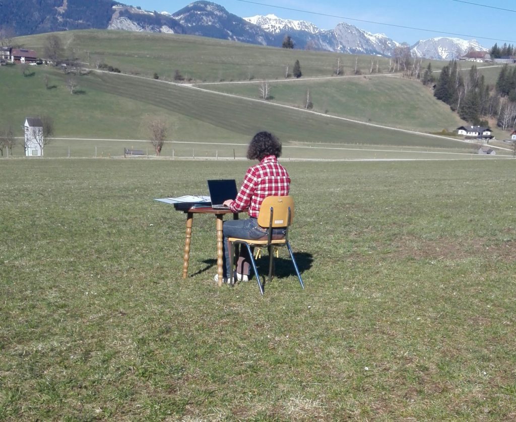 Schülerin Sarah Pölz beim Lernen am Feld