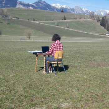 Schülerin Sarah Pölz beim Lernen am Feld